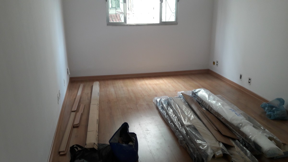 Acabamento de piso laminado em apartamento em Itaipu