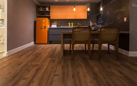 Detalhe do piso Eucafloor Elegance mostrando textura, veios da madeira e prote&ccedil;&atilde;o UV - produto premium