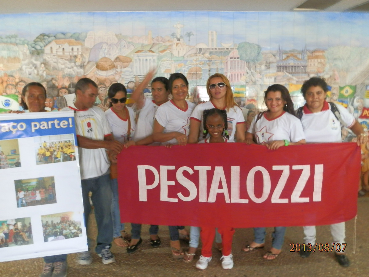 Manifestantes na porta da ALEMA