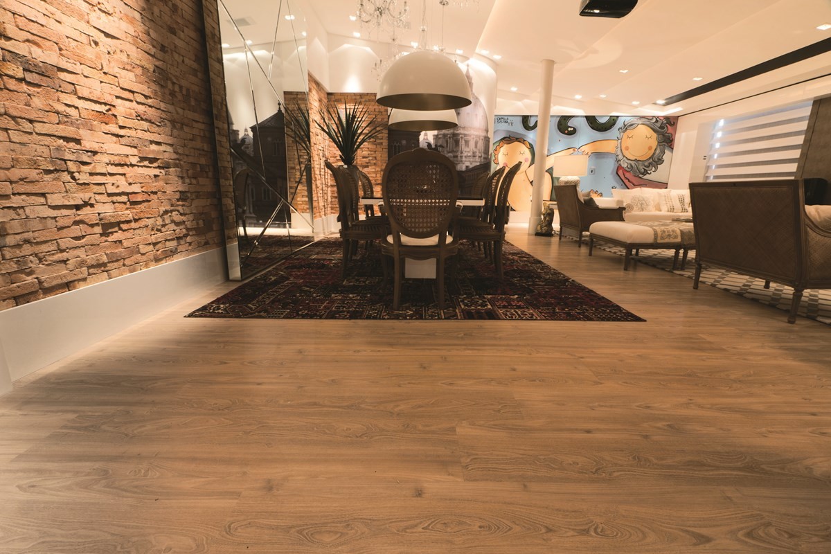 Sala de jantar com piso Evidence Andorra
