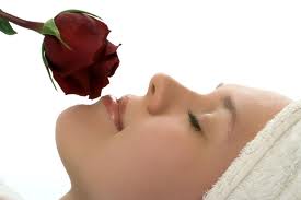 facial com flor vermelha