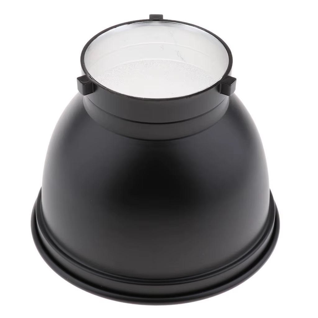 Refletor difusor para flash com encaixe Bowens, ideal para estúdios de iluminação.