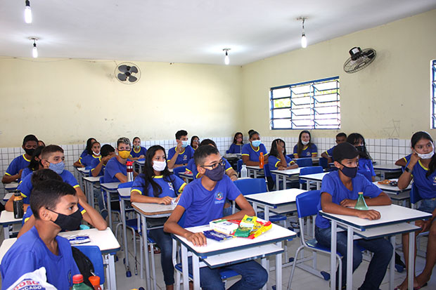 Secretaria de educação realiza oficina de pintura para alunos da rede pública no G. M. Eva Marques Paiva