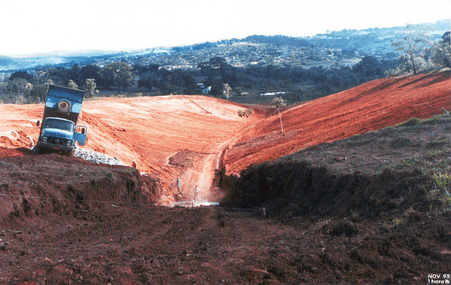 Fotografia 3 - Paisagem da terraplenagem executada para montagem de contenção em Gabião - 1995