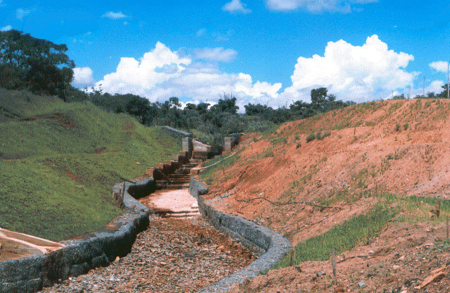 Fotografia 8 – Foto paisagem – Nova Contenção executado em virtude da destruição da anterior executada pelo Estado de Goiás – Ano 2004