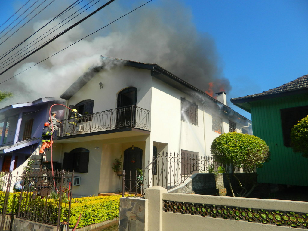 INCENDIO EM CASA