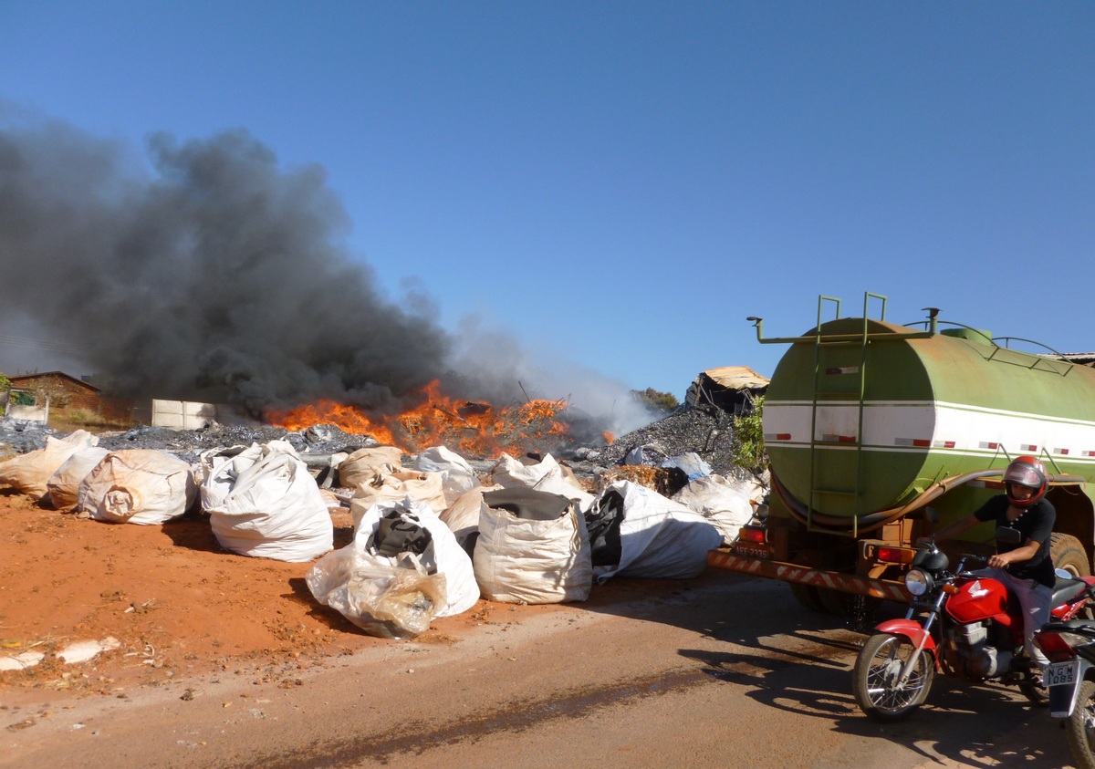 Fogo em uma fábrica de colchões em Goianira