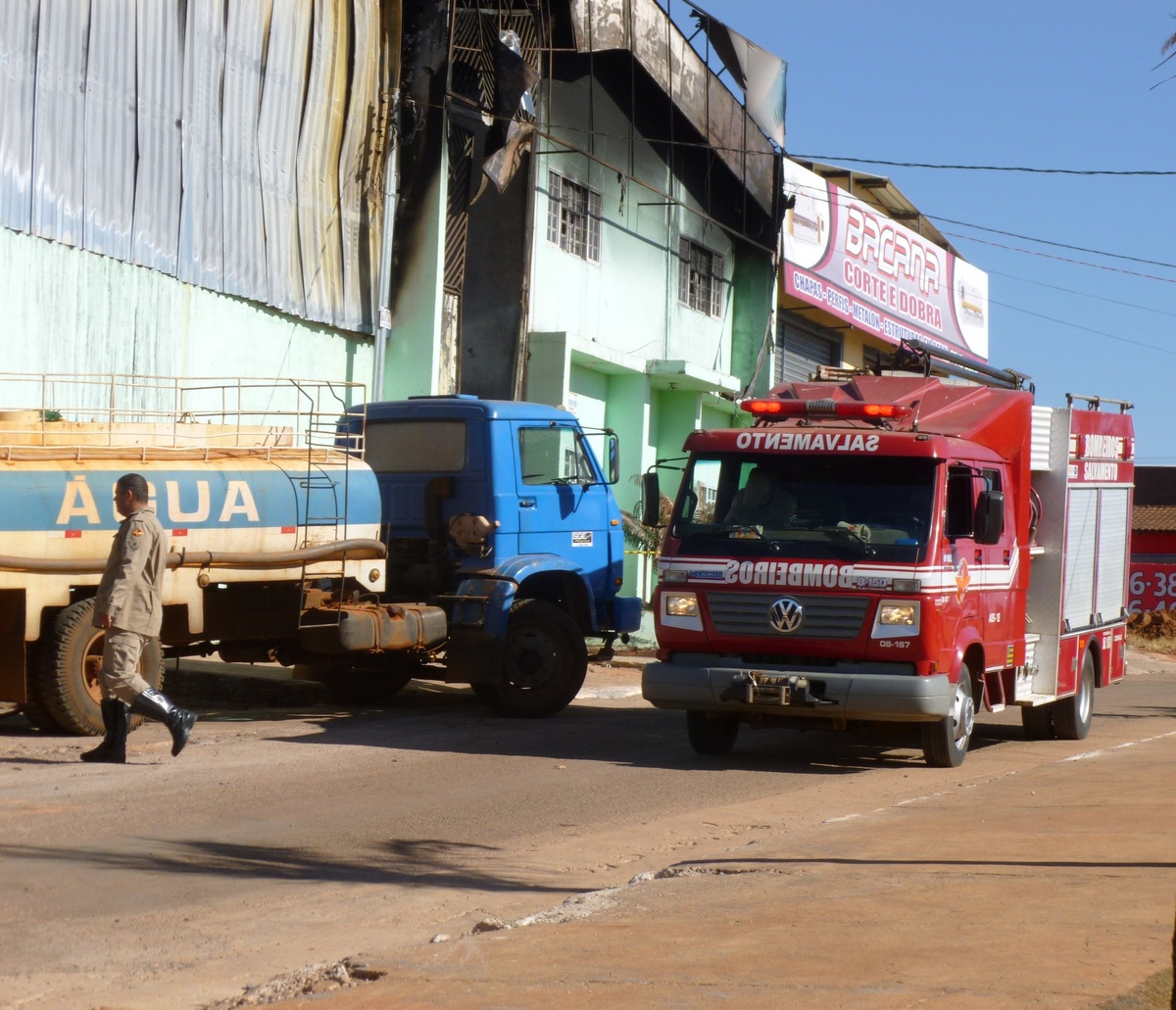 Fogo em uma fábrica de colchões em Goianira