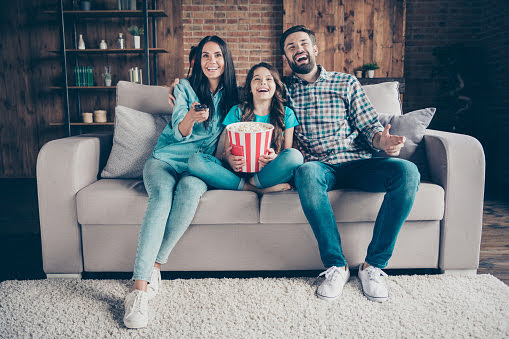 Família assistindo