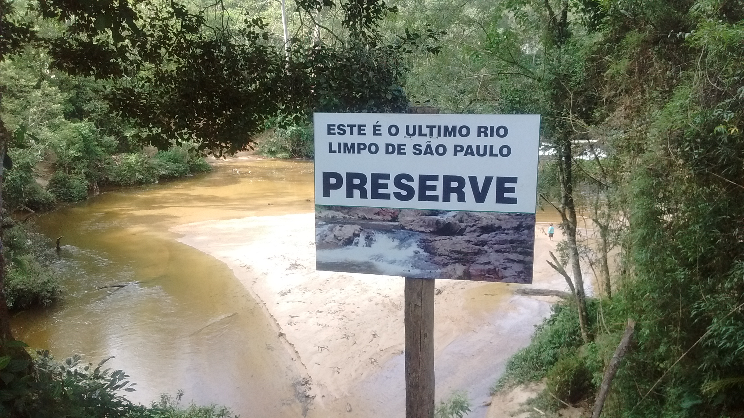 cachoeira e unico rio limpo em sp