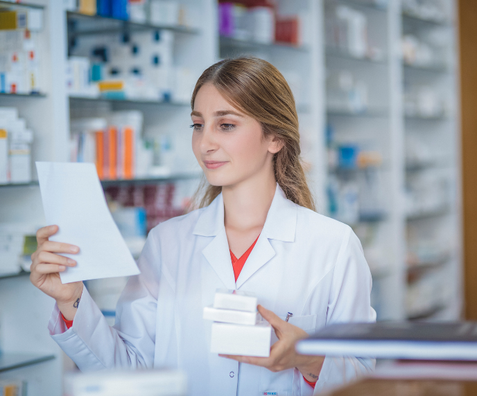 Foto de uma farmac&ecirc;utica na farm&aacute;cia