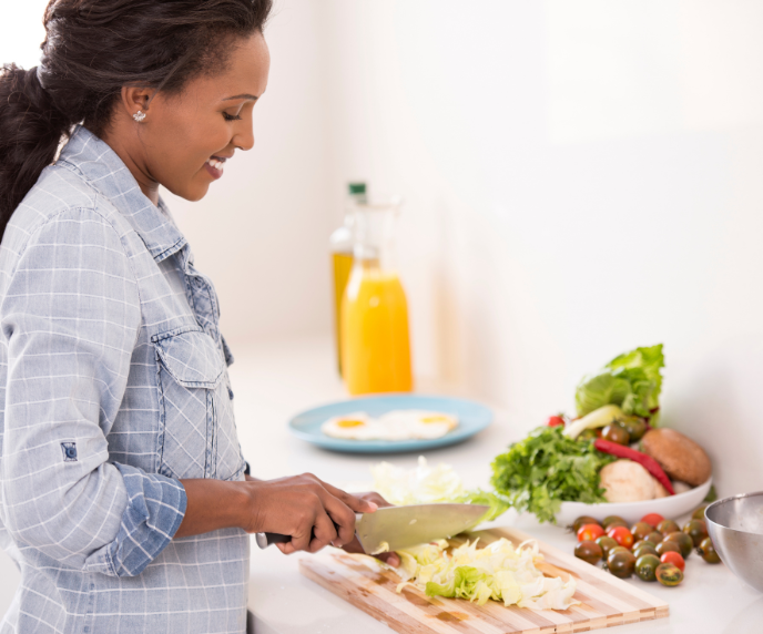 Foto de mulher cortando alimentos