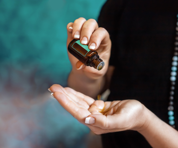 Foto de mulher pingando &oacute;leo essencial na m&atilde;o