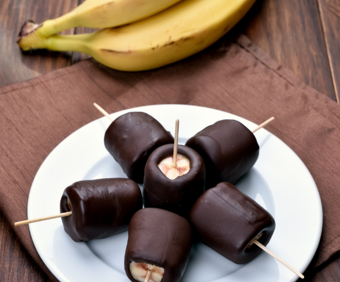 Foto de banana em rodelas cobertas de chocolate no palito