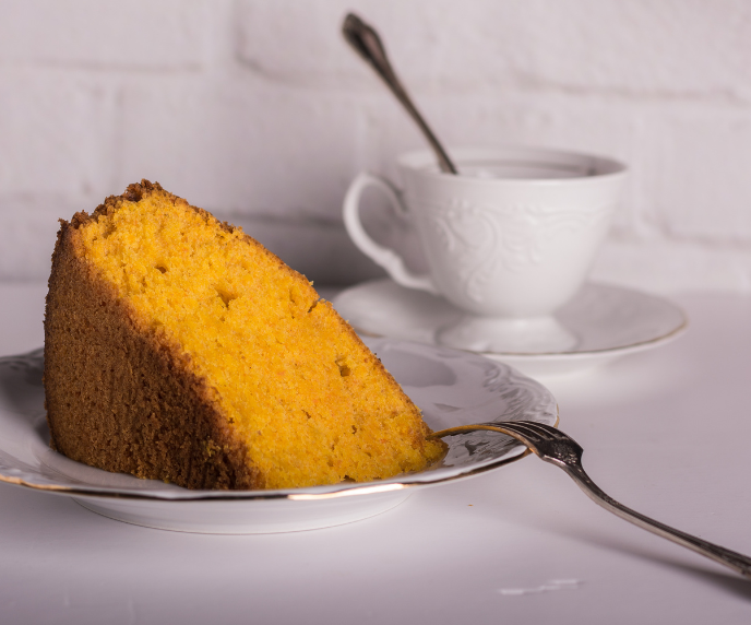 Foto de fatia de bolo de cenoura e laranja