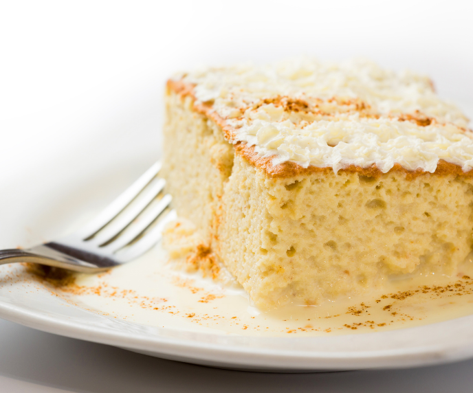 Foto de peda&ccedil;o de bolo e garfo ao lado