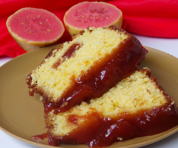 Foto de fatias de bolo com goiabada