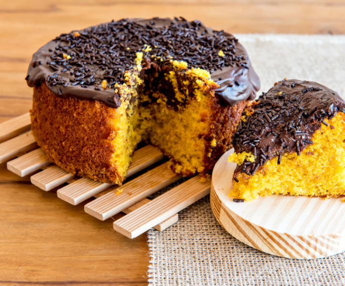 Bolo de cenoura com cobertura de chocolate
