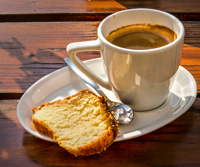 Foto de fatia de bolo e x&iacute;cara de caf&eacute;