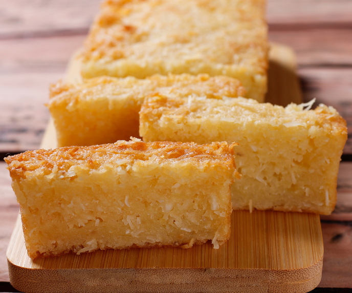 Foto de bolo de mandioca cortado