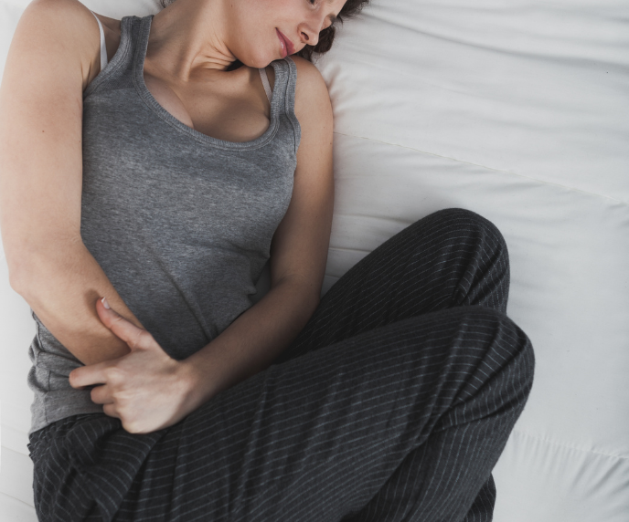 Foto de mulher com dor menstrual