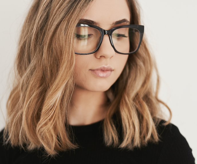 Foto de garota usando &oacute;culos