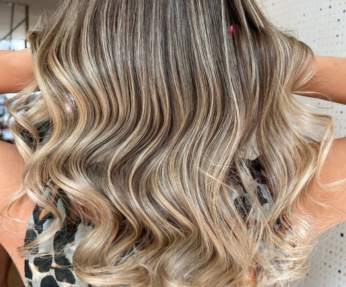 Foto de cabelo com luzes visto de tr&aacute;s