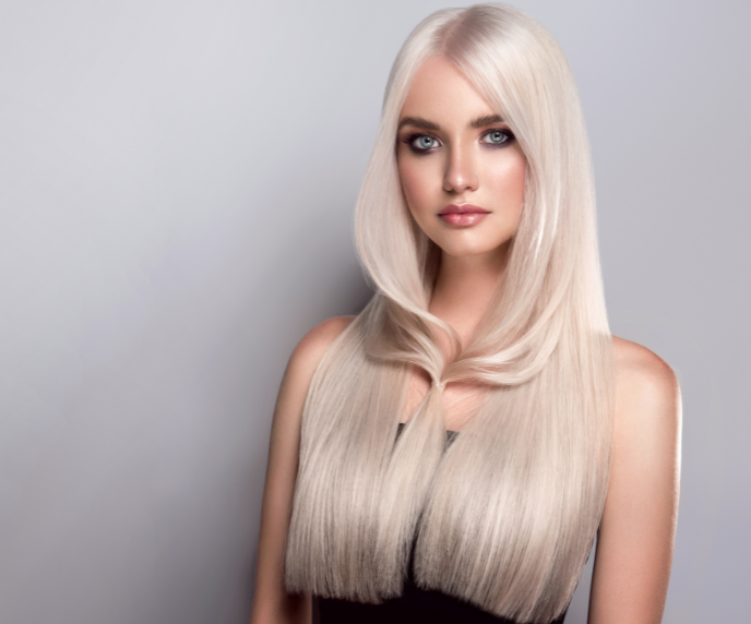 Foto de mulher com cabelo loiro platinado