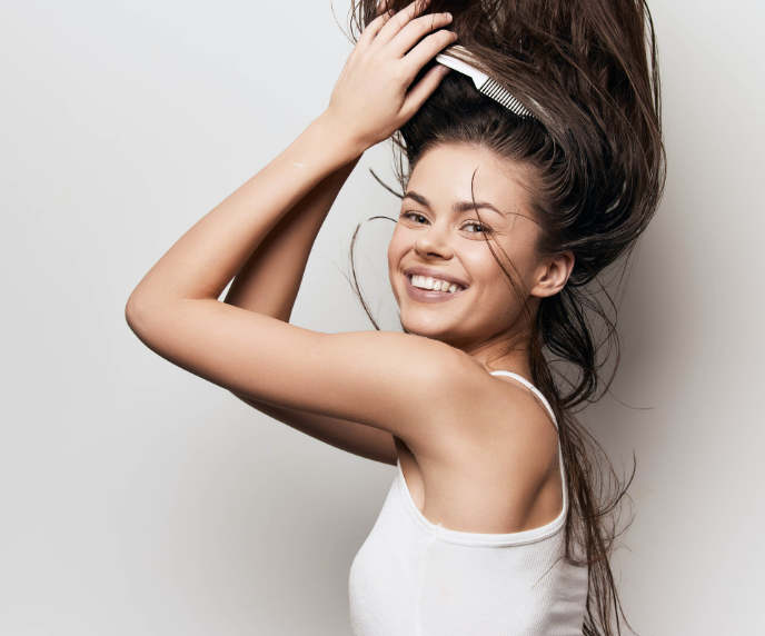 Foto de mulher sorrindo e com o cabelo desajeitado