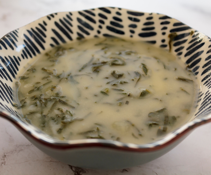 Foto de caldo verde leve com couve e limão