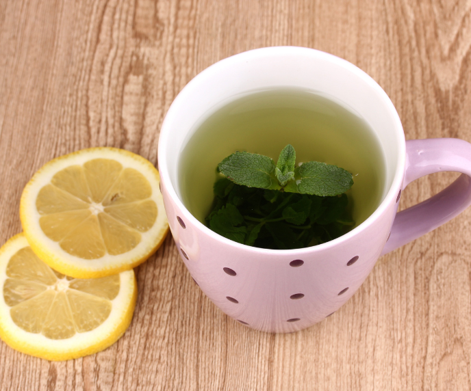 Foto de ch&aacute; verde com lim&atilde;o e alecrim