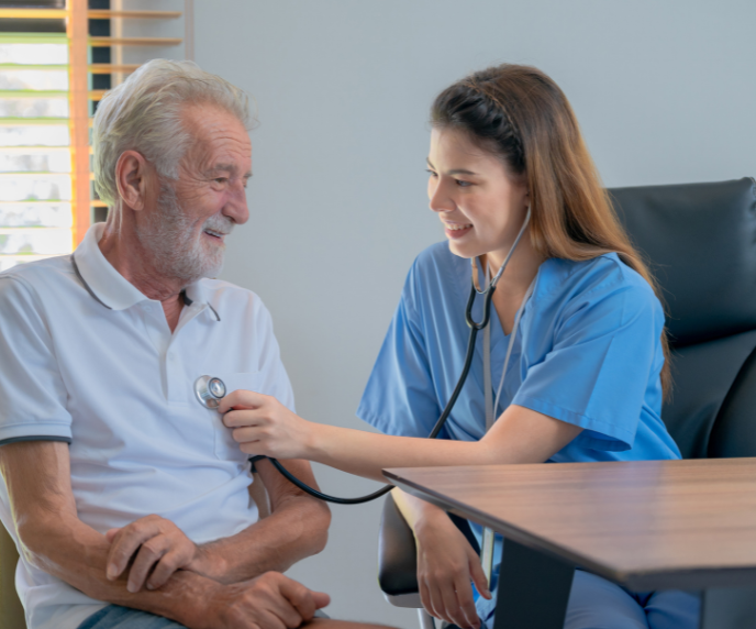 Foto de senhor em exame de rotina