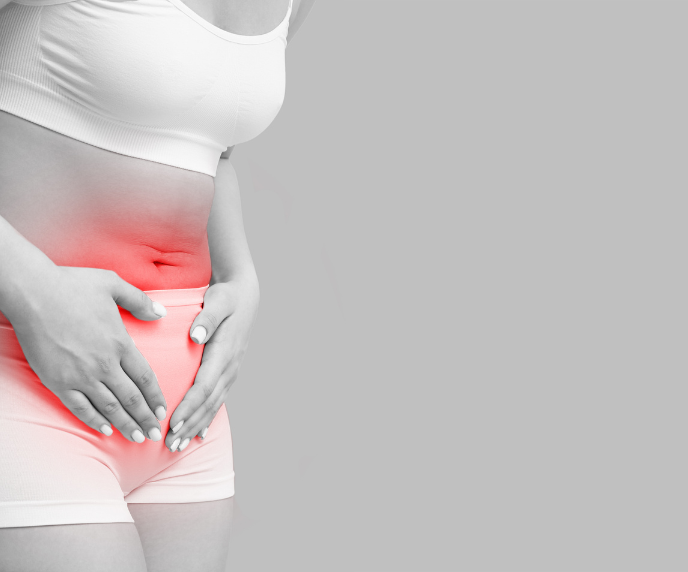 Foto de mulher com as m&atilde;os no abd&ocirc;men