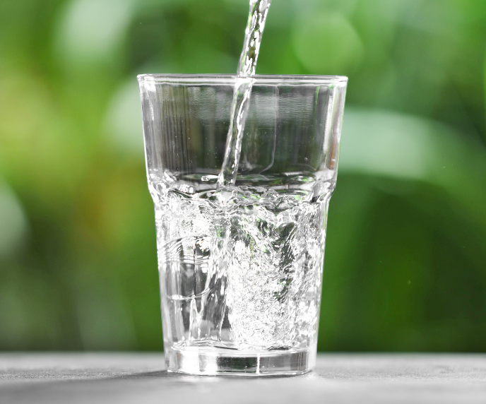 Foto de um copo de &aacute;gua l&iacute;mpida