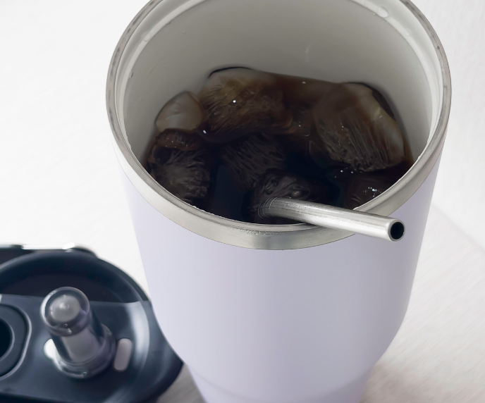 Foto de copo t&eacute;rmico com canudo