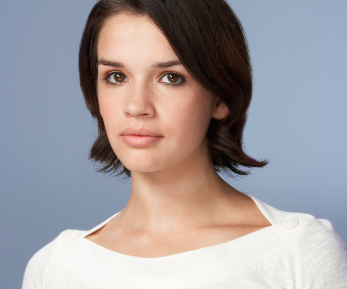 Foto de mulher de blusa branca e cabelo curto