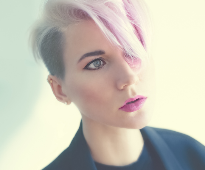 Fo de de mulher com cabelo colorido