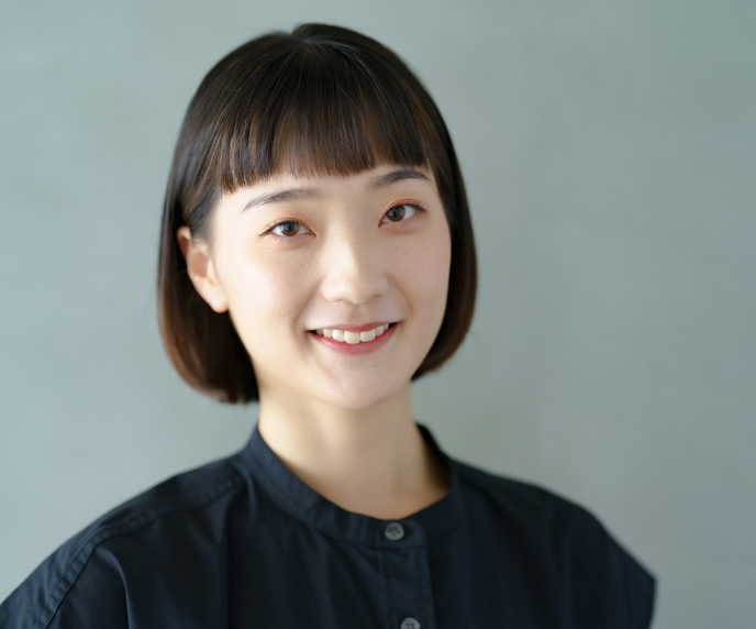 Foto de mulher asiática com cabelo curto