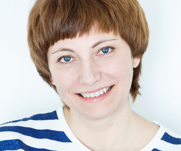 Foto de mulher de cabelo curto com blusa listrada