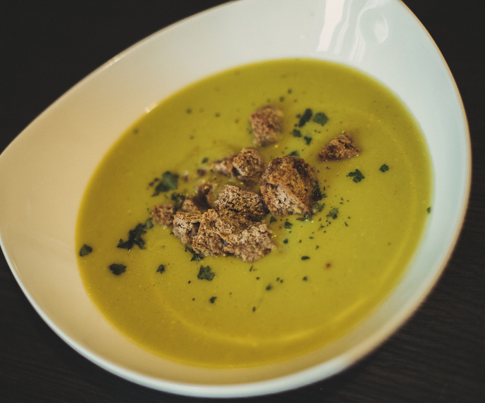 Foto de sopa verde com pão