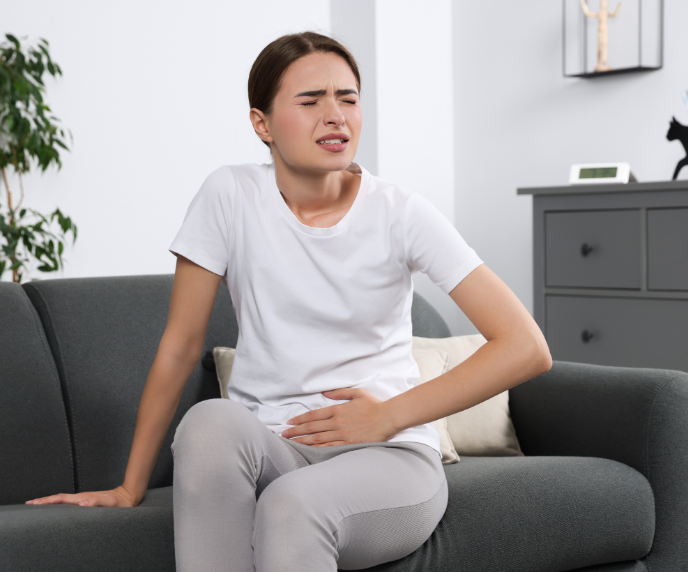 Foto de mulher sentindo dores menstruais