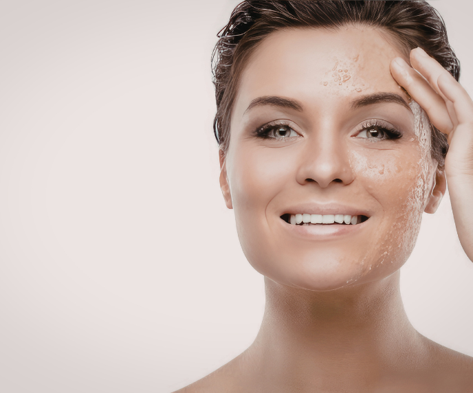 Foto de mulher com o antes e depois da esfolia&ccedil;&atilde;o facial