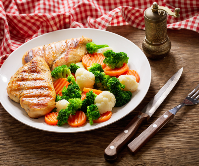 Foto de frango grelado com legumes