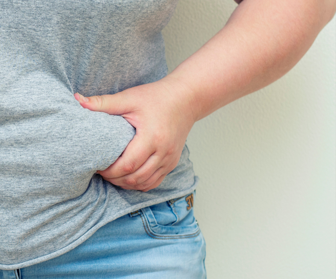 Foto de pessoa apertando sua gordura localizada