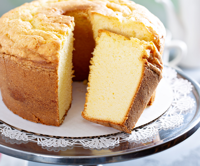 Foto de um bolo retirado uma fatia