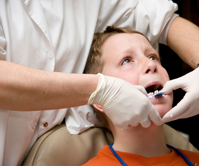 Foto de garoto no dentista