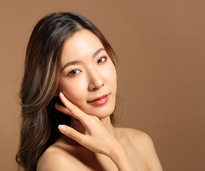 Foto de mulher asiática com cabelo com franja lateral