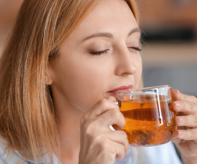 Foto de mulher bebendo x&iacute;cara de ch&aacute;