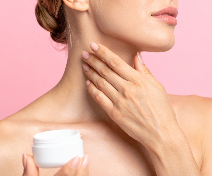 Foto de mulher com pote de creme na m&atilde;o