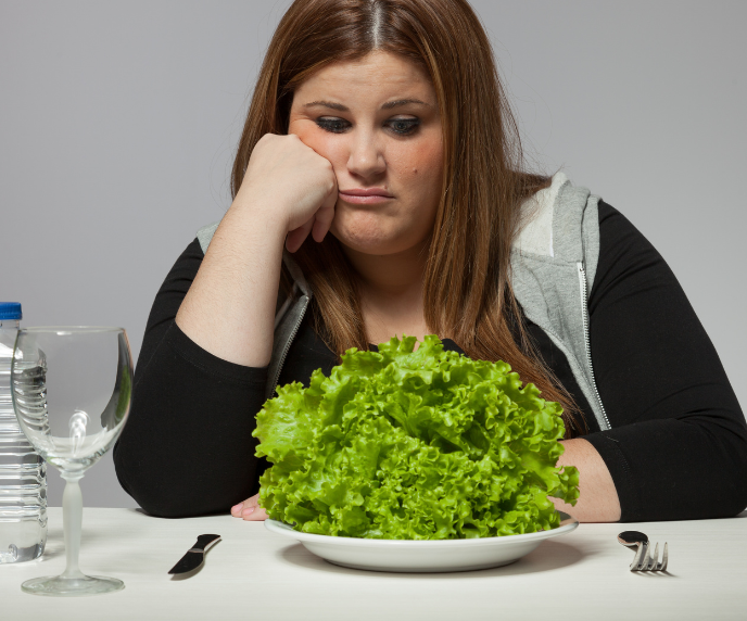 Foto de mulher com prato de alface